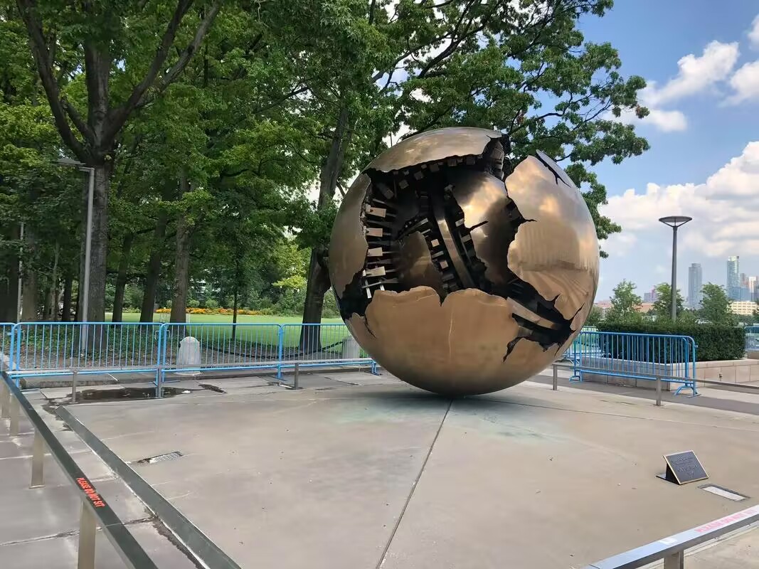 联合国总部门前雕塑